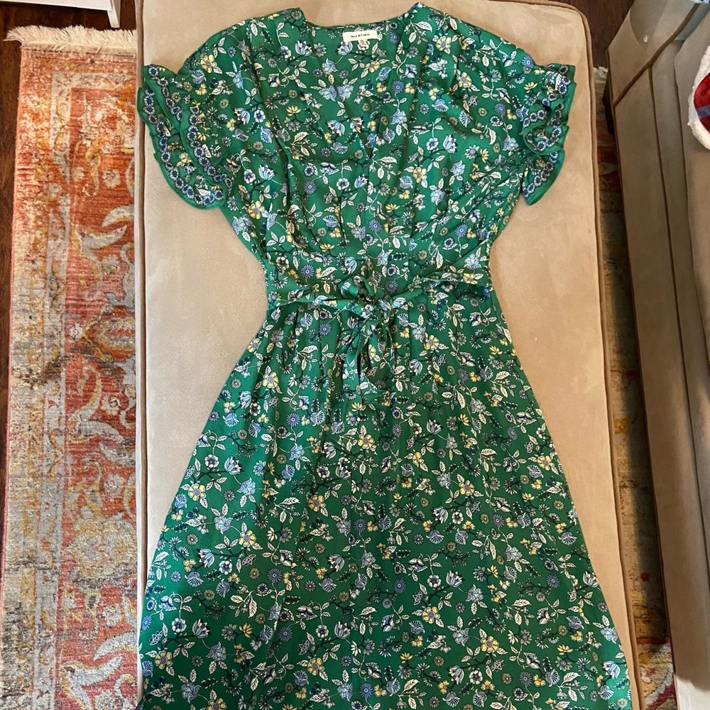 Beautiful floral v neck short sleeve dress